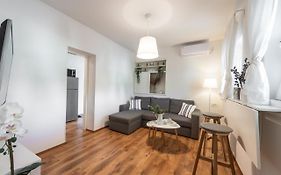 Apartment Near Old Town, FREE Parking & Huge Garden